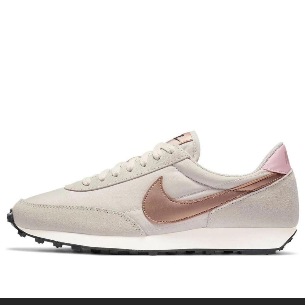 Nike Cream Sneakers Classic Low-Top Design